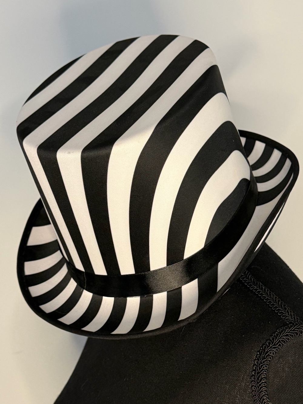 Circus Ring Leader Mad Hatter Halloween Clown Black & White Costume Top Hat